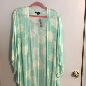 Torrid Sz 1/2 floral kimono
